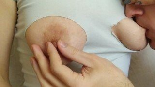 Un uomo arrapato taglia la maglietta di una donna per succhiarle i capezzoli