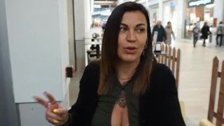Una calda milf italiana fa una sega e un pompino al suo fan nella sua macchina. Questa bellissima milf italiana ha fatto un pompino al suo fan in macchina dopo averlo incontrato al centro commerciale.