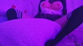 สาวญี่ปุ่นสุดเซ็กซี่รายนี้มีอารมณ์ร่วมหลายครั้งในขณะที่เอามือลูบหมอนในห้องนอน เด็กนักเรียนสาวสุดน่ารักเอามือลูบหมอนหลังจากลูบจิมิของเธอ